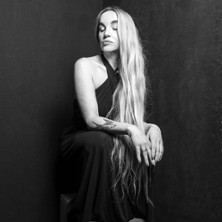 Chlo&eacute; Mons