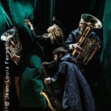 Fanfare, Tout a une Fin, Sauf la Saucisse Qui En a Deux - Th&eacute;&acirc;tre des Bouffes du Nord, Paris